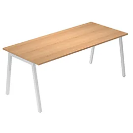 Scrivania lineare Easy struttura bianca gambe inclinate 180x80cm piano faggio